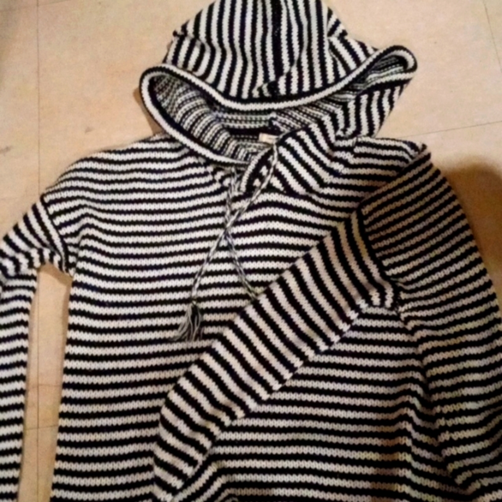 BRAND NEW WOMENS STRIPPED SWEATER